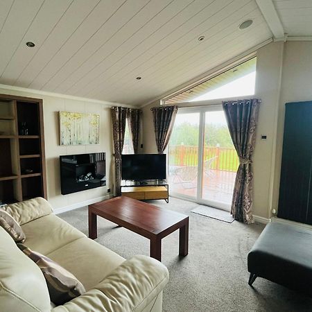 Long Meadow Lodge With Hot Tub Malton Exterior photo